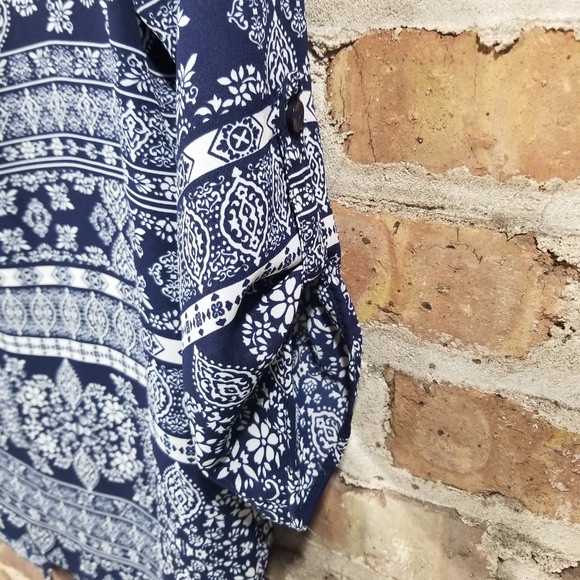 🌲Pink Republic Blouse, blue and white, back slit - Picture 2 of 7